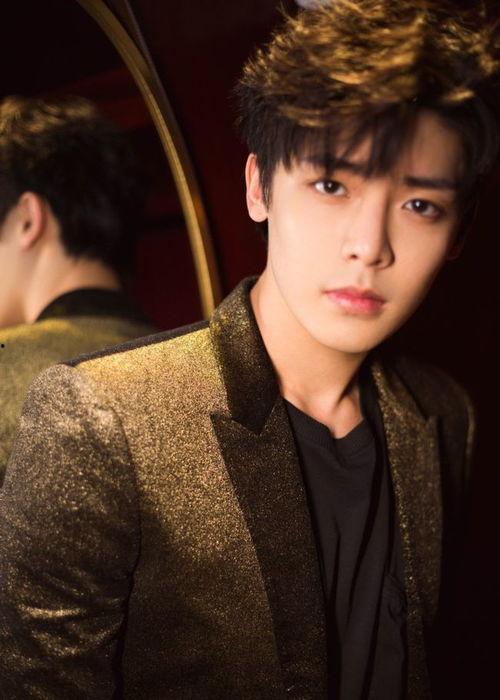 侯明昊娱乐爆料,揭秘娱乐圈幕后故事  第1张